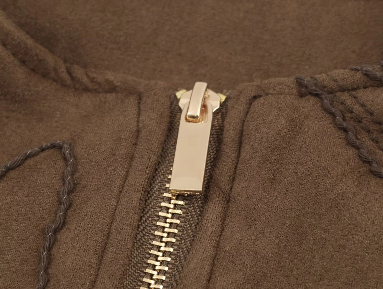 Europäischer und amerikanischer Stil 2025, Winter, neuer Damen-Pilotenjackenmantel mit lässigem Kunstfell und Stickerei – Detail 7