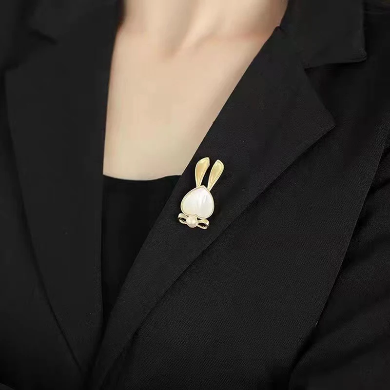 

Bunny Freshwater Pearl Brooch Small And Exquisite Design Rabbit Anti-lost Brooch Buckle Pin Fixed Clothe Press Lapel Accessories
