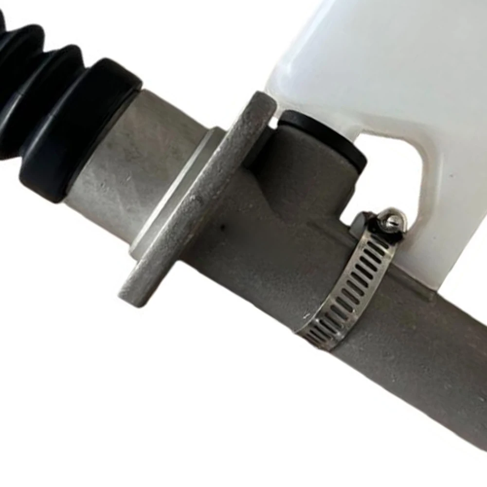 Car Clutch Cylinder Master With Reservoir E17-6011 1000284701AM For PACCAR For Kongsberg Automobiles Parts Accessories Replace