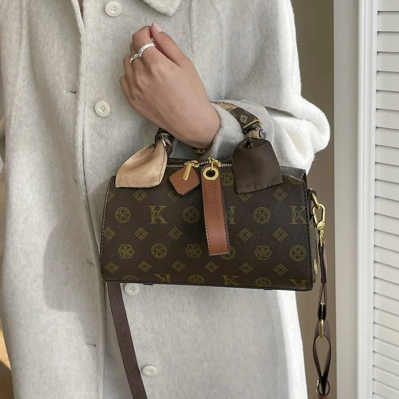 New high-end fashion versatile retro printed handbag for women, popular high looks, light luxury single shoulder crossbody bag