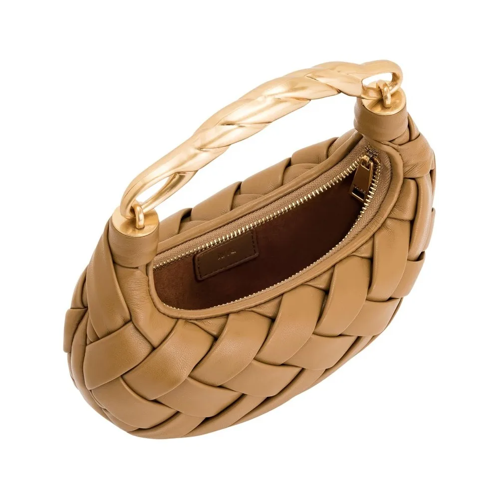 تتميز حقيبة اليد الفاخرة JW PEI Orla بتصميم جديد ف...