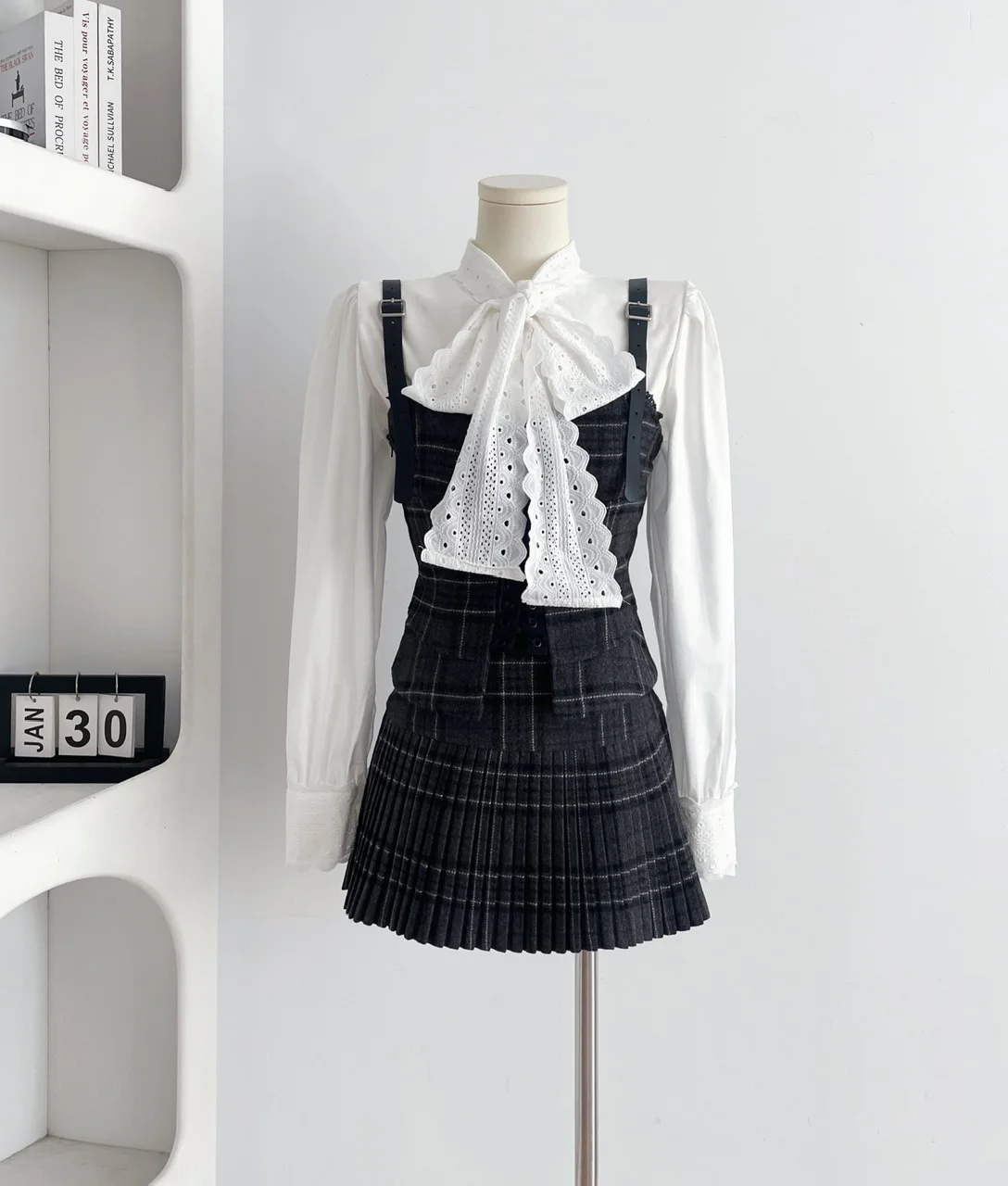 Conjunto de 3 piezas estilo retro coreano de otoño para mujer, camisa blanca, chaleco de tirantes y falda plisada, diseño de estilo universitario, moda Y2K.