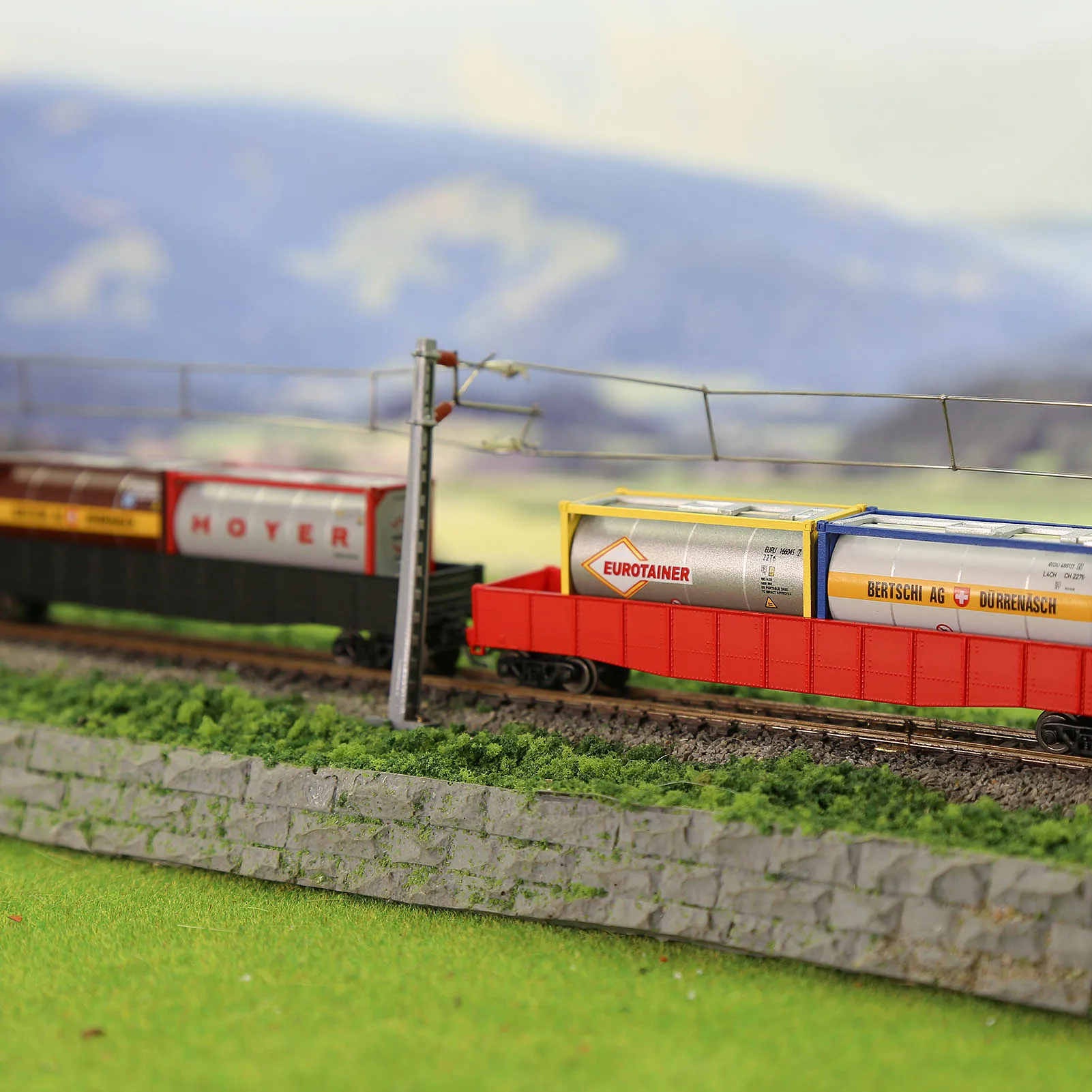 Evemodel N Scale 20ft Intermodal Shipping Tanktainer Container