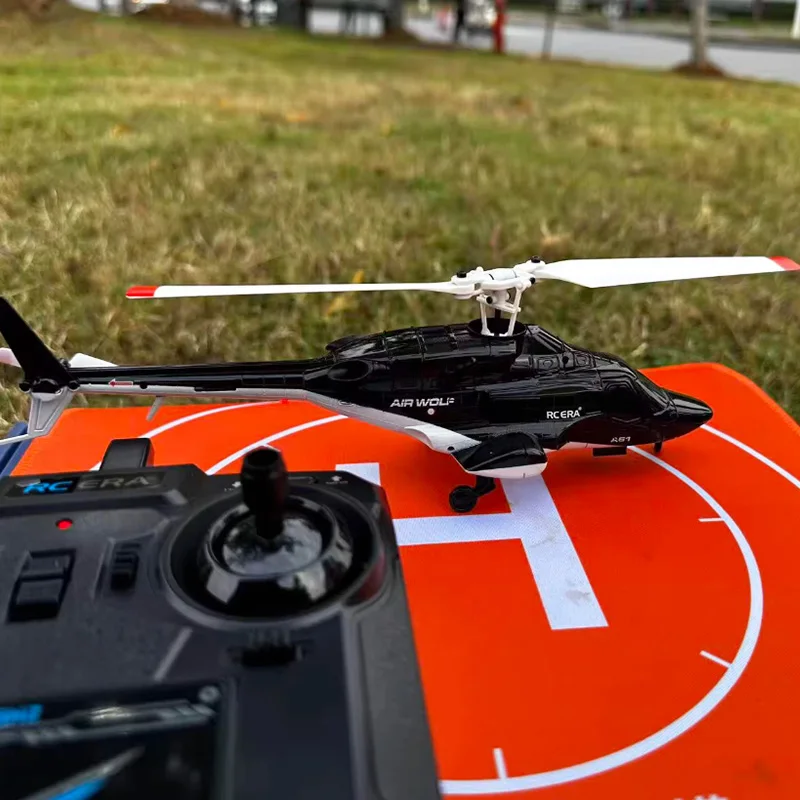 Hélicoptère RC télécommandé 2.4G en vol stationnaire, avec un fond de ciel bleu, temps de vol 8-10 min