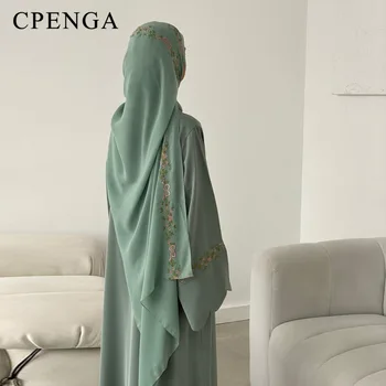 جلابية مطرزة بزهور فاخرة بإطلالة خليجية راقية — صورة 5