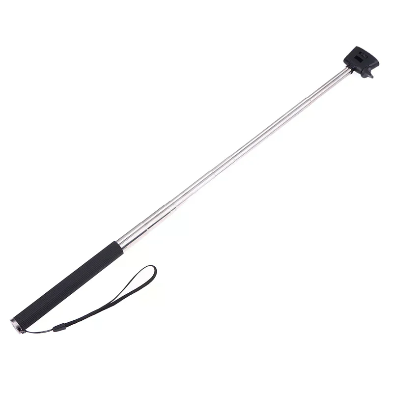 Perche selfie rétractable pour caméra action tenue à la main, illustrant sa légèreté et son support stable pour des prises de vue dynamiques.
