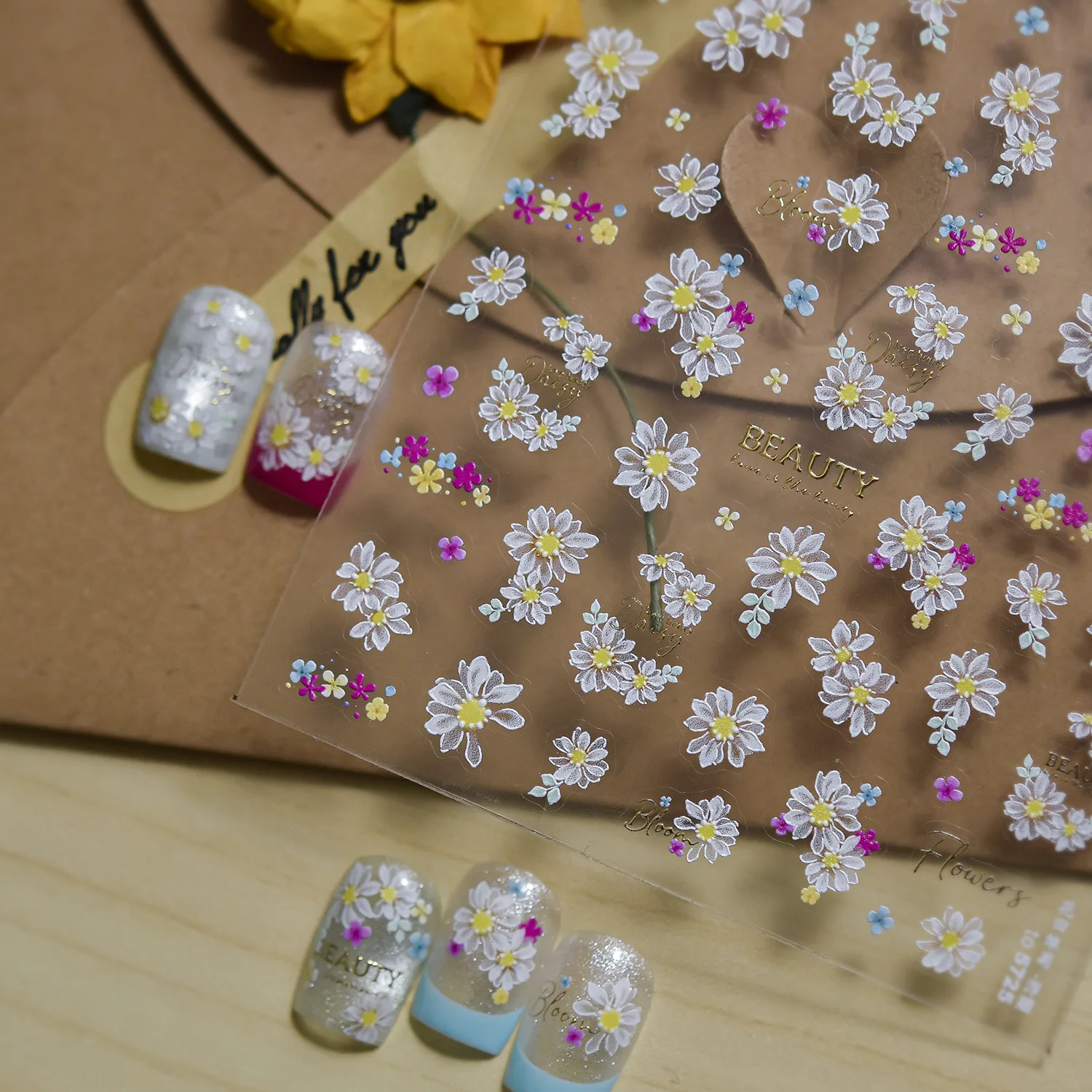 5D 꽃 네일 스티커 다채로운 데이지 꽃 금색 글자 패턴 자체 접착식 봄 네일 아트 용품 DIY 매니큐어에 적합