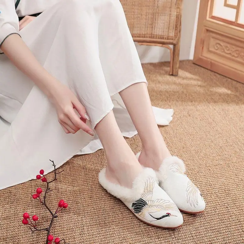 

1 Pair Women Chinese Style Fashion Antique Slippers Exquisite Pattern Embroidery Retro All-Match Winter Plush Slippers