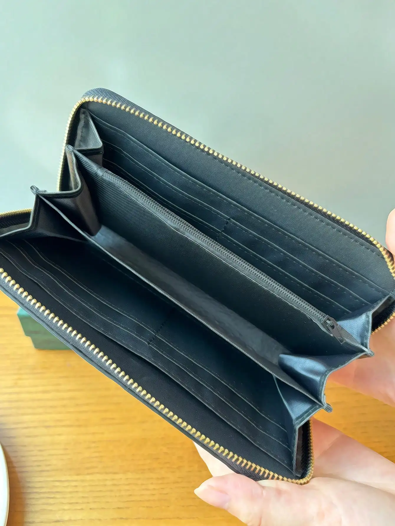 High-end retro carved long women's wallet, fashionable and elegant leather carved flower wallet clutch, can hold mobile phone, m