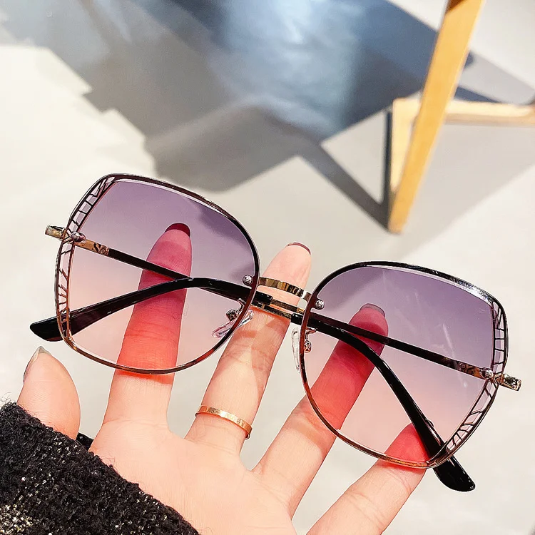 

2023 New Trimmed Sunglasses for Women with Frameless Hollow out Metal Polygon Ins Mesh Red Fashion Band Goods