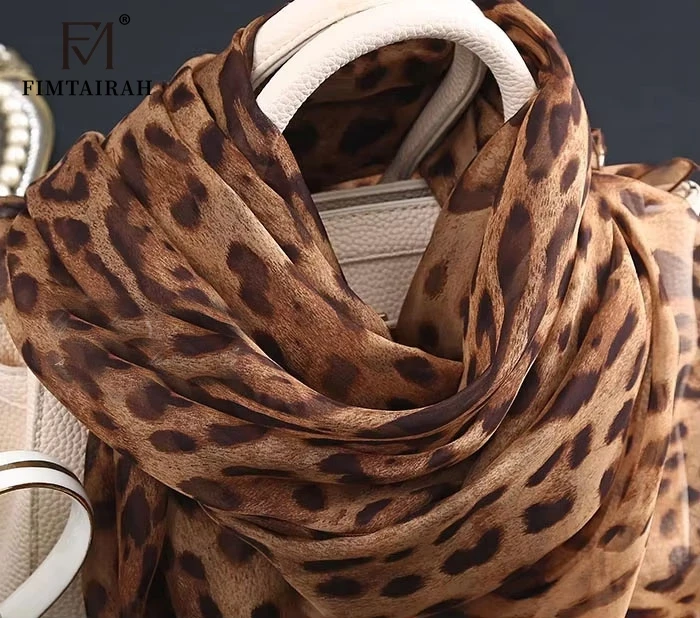 Sciarpa quadrata con stampa leopardata retrò per donna