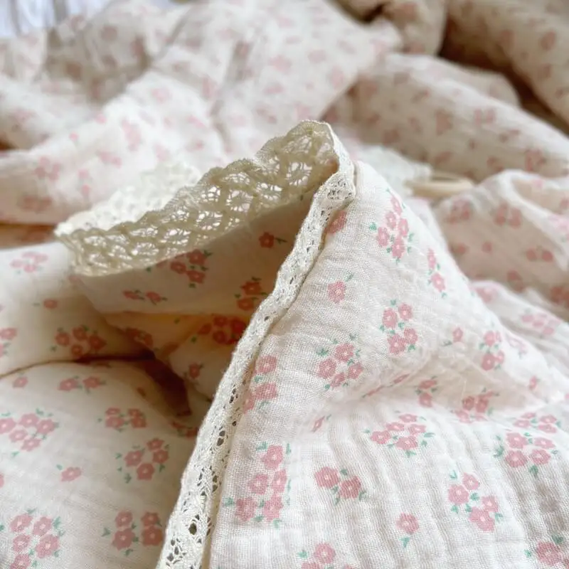 Warm and lightweight baby quilt for all seasons Little girls quilt and pillow set with flowers 120x150cm