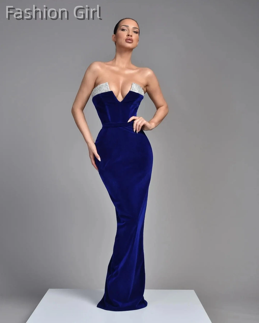 

Elegant Roayl Blue Sheath Evening Dresses for Women Strapless Pleats Draped Velvet Sweep Train Formal Occasions Birthday Wear