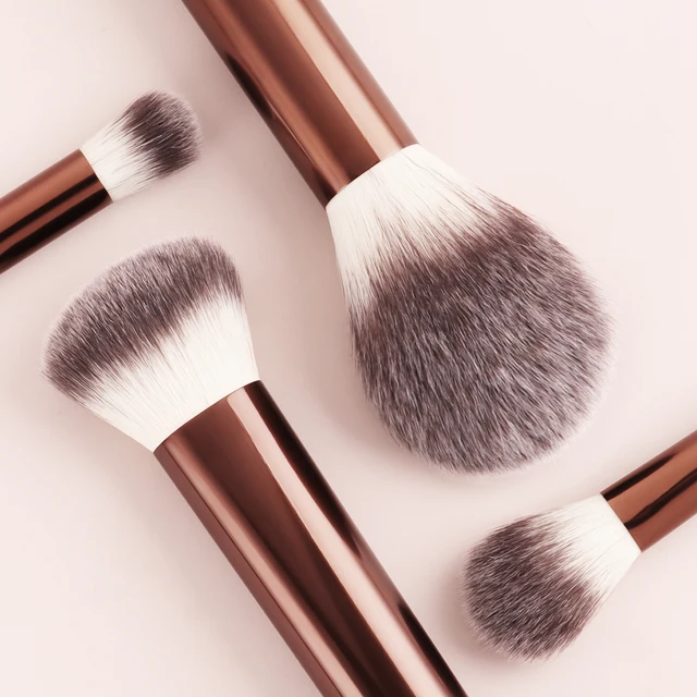 Set of 6 Professional Makeup Sponges and Puffs – Perfect and Natural Finish