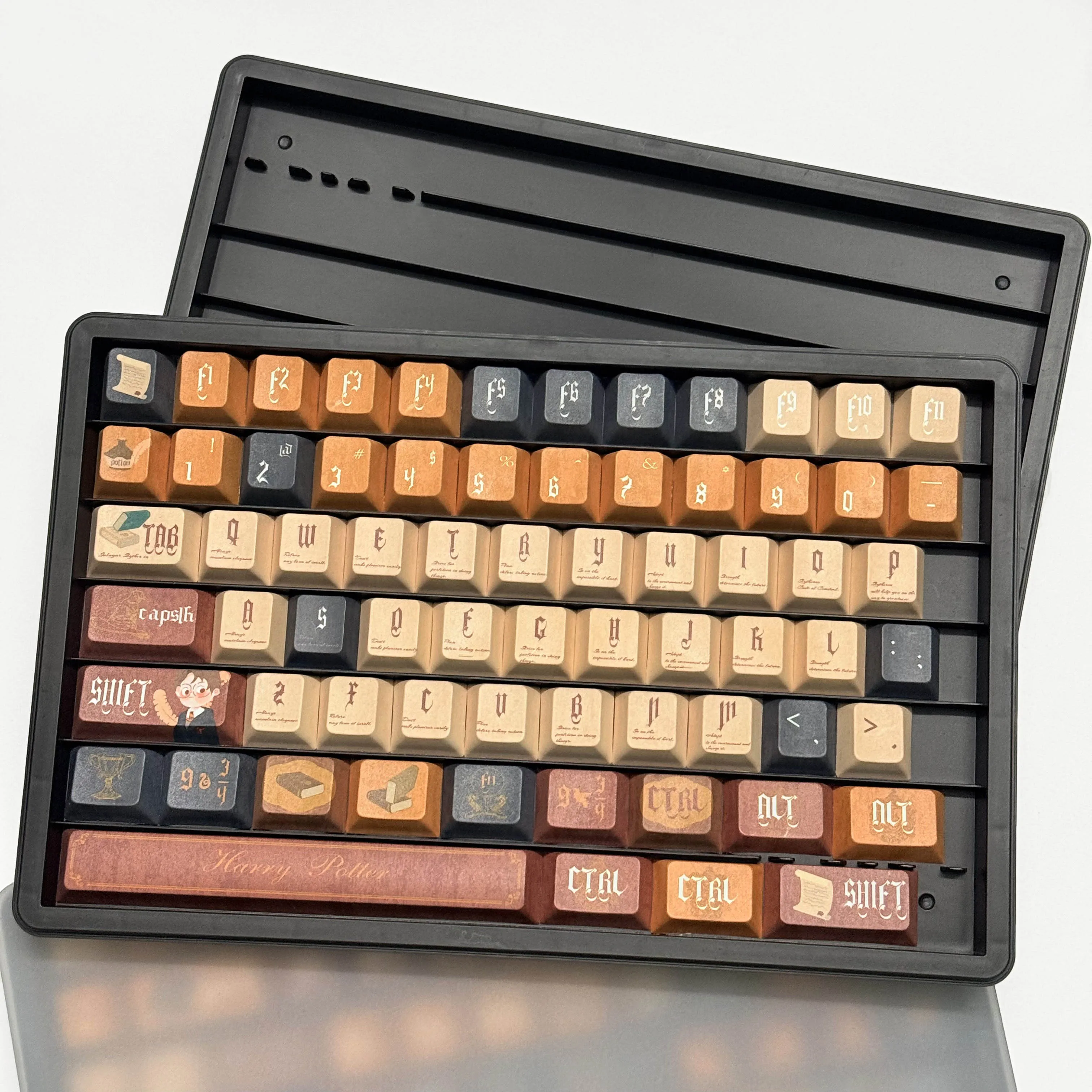 Pudełko do przechowywania keycapów 2/3-warstwowe, pyłoszczelne, biało-czarne, organizer na keycap'y, darmowe nakładki pasujące, wielowarstwowe, możliwość układania w stosy, wykonane z ABS.