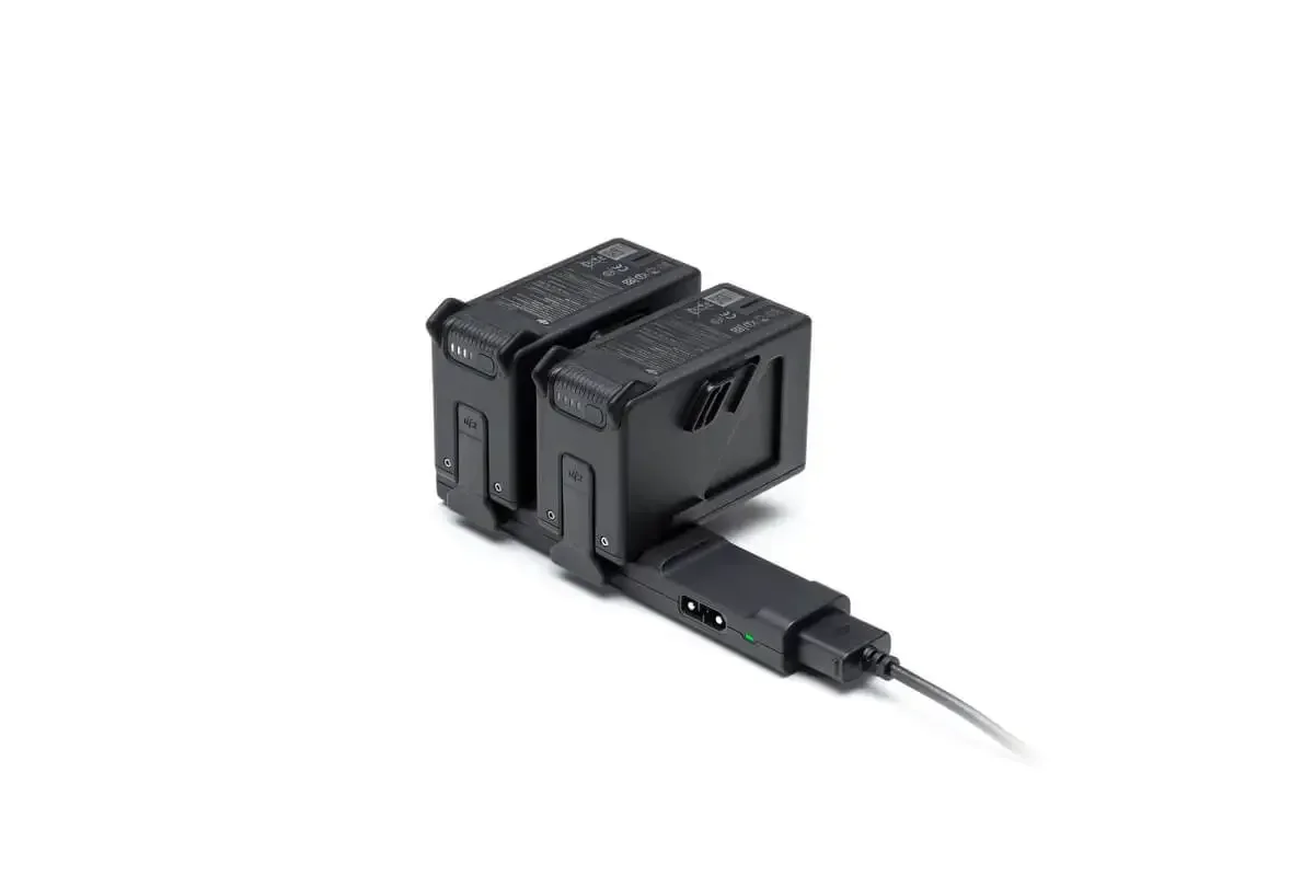 Trois batteries DJI FPV Fly More Kit alignées, prêtes à être chargées dans le hub.