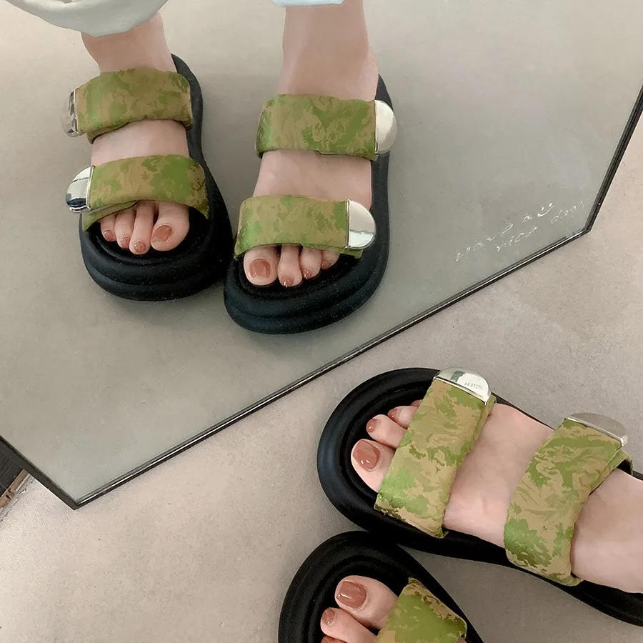 

Поднятые Нескользящие шлепанцы на толстой подошве для женщин, летняя верхняя одежда, новинка 2024, крутые шлепанцы