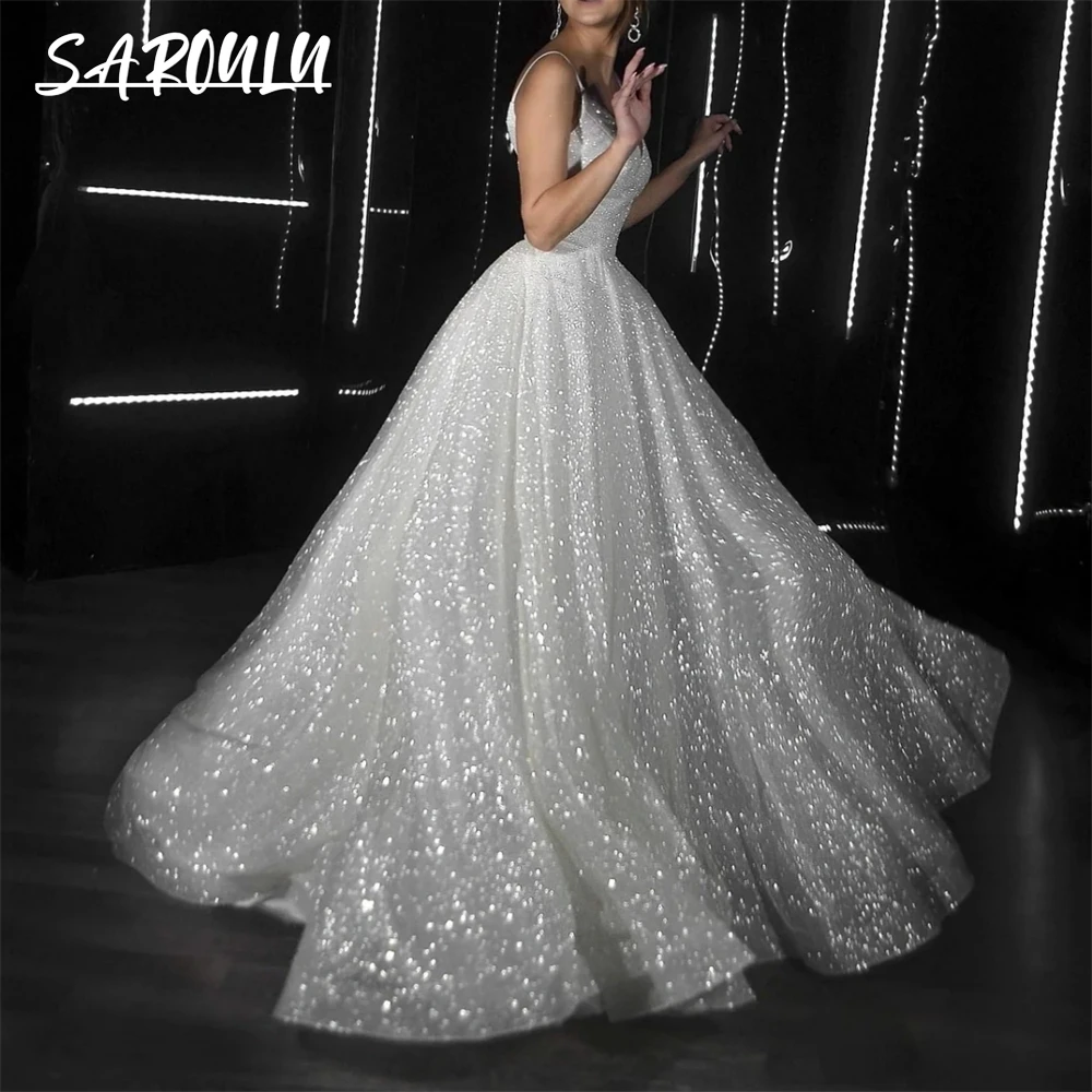 Рисунок 2 - Блестящее свадебное платье с V-образным вырезом