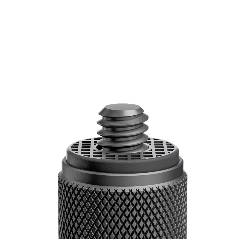 Scène d'action avec une caméra Insta360 montée sur le bâton selfie invisible 100cm, filmant un cycliste en mouvement.