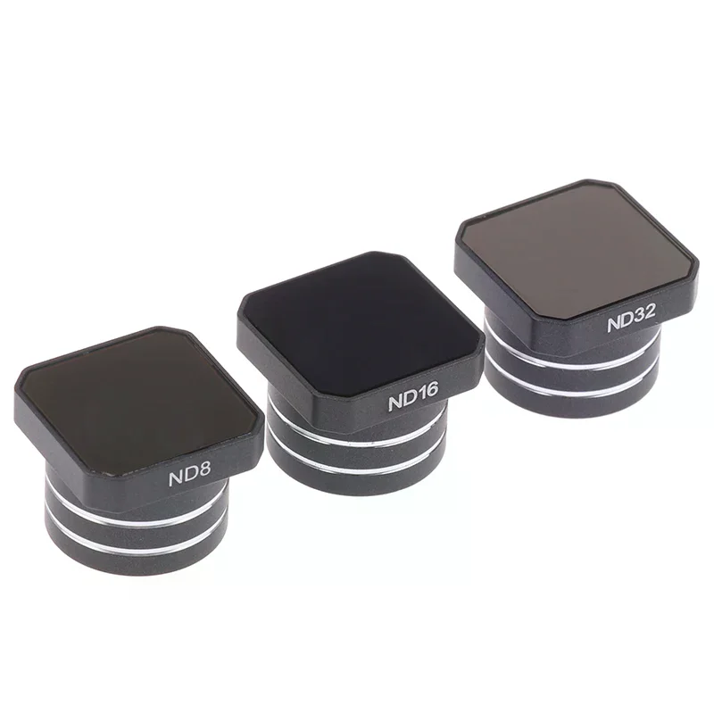 Filtre ND8/ND16/ND32 pour drone FPV 19x14mm tenu entre deux doigts, avec un arrière-plan flou de paysage. Filtre ND pour caméra drone FPV - Réduisez la lumière et améliorez vos vidéos.