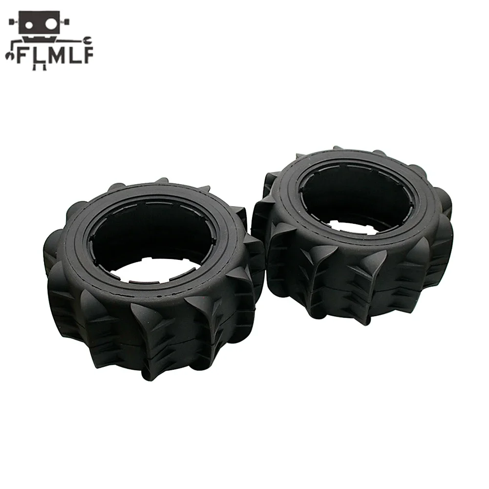 Vue rapprochée des pneus RC tout-terrain 195x90mm, détail du motif de la bande de roulement pour une adhérence optimale