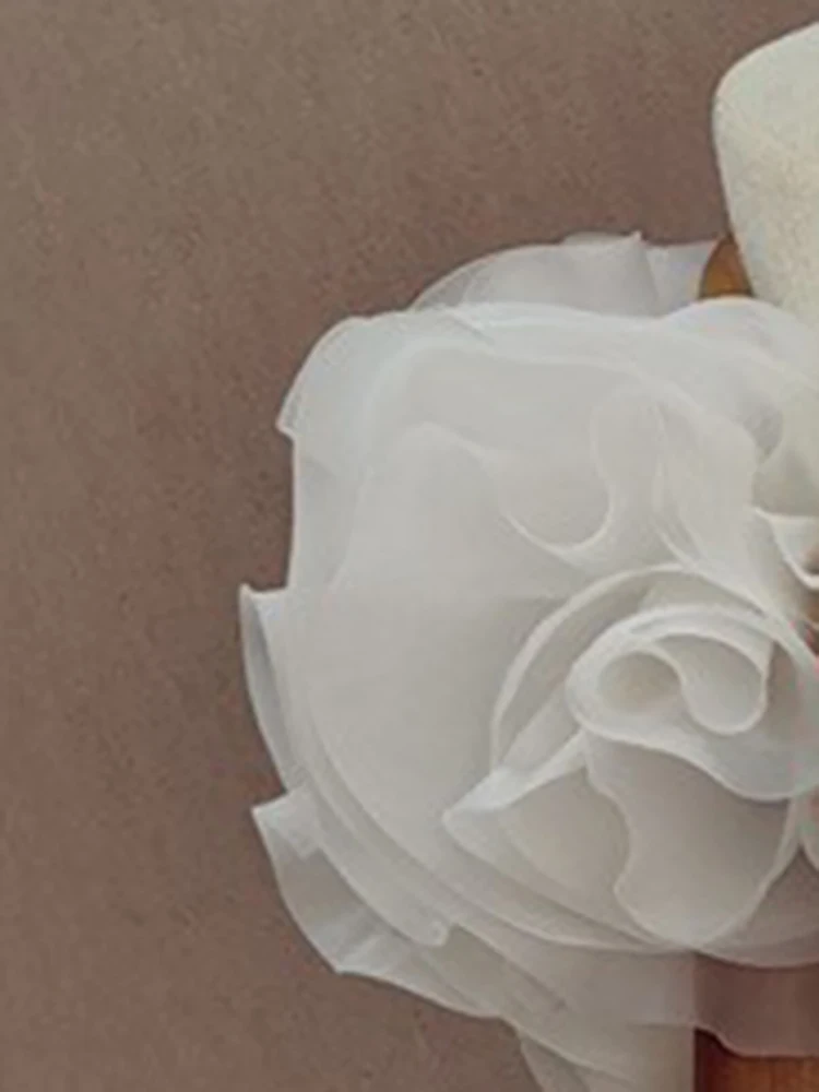 Рисунок 6 - Женские короткие перчатки с пышными рукавами DEAT