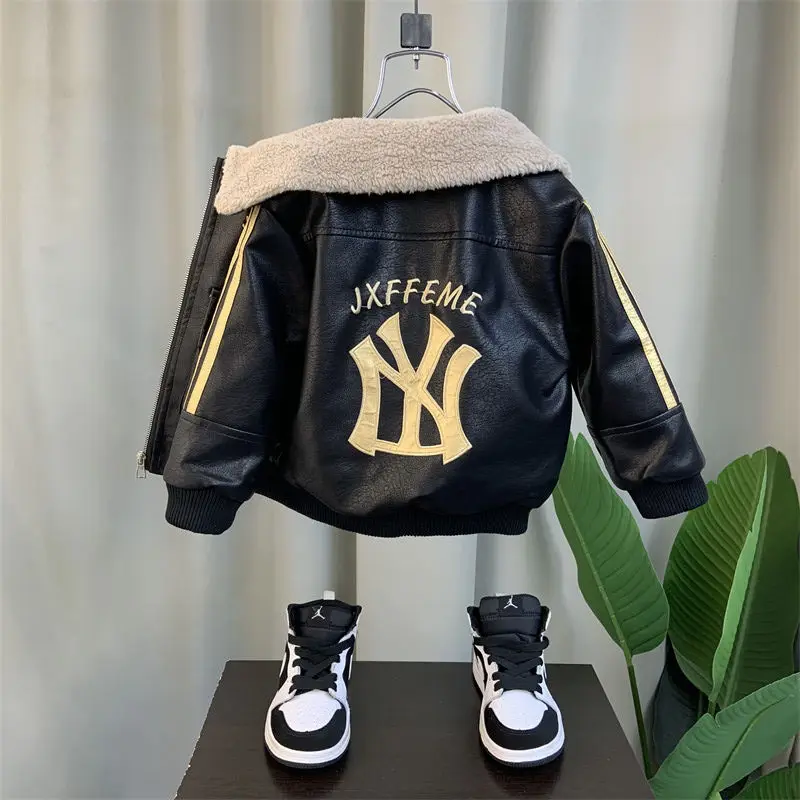 

Кожаное пальто с вышивкой для мальчиков, на молнии, на осень/зиму