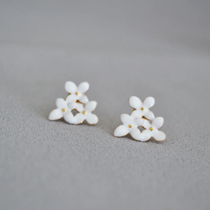 

Japan and South Korea Small Exquisite Enamel Drop Glaze Elegant Holy White Flower 925 Silver Needle Simple Temperament Ear