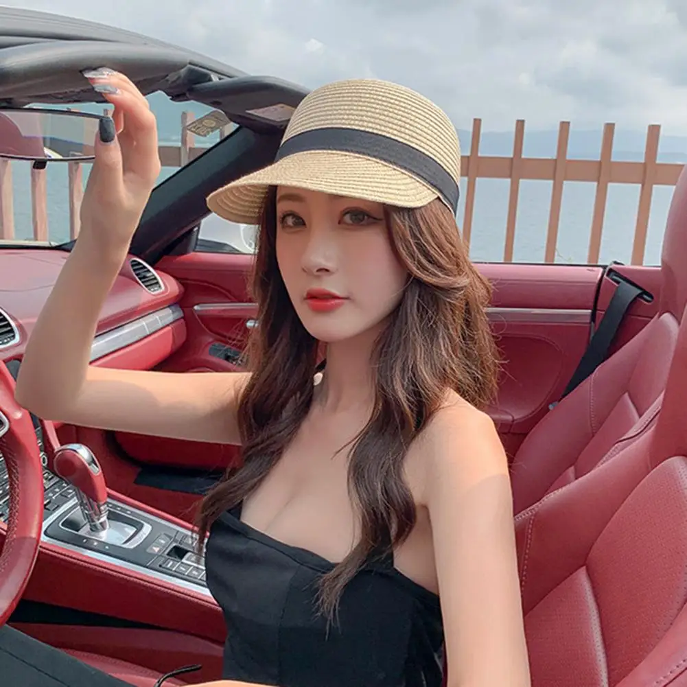 Giovane bella donna con cappello di paglia sulla spiaggia al tramonto | Foto Premium