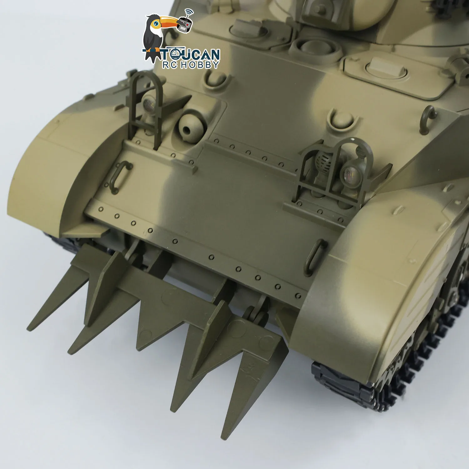 Plan rapproché du char d'assaut télécommandé 1/16 M5A1 Stuart VI, mettant en valeur les textures et le canon.