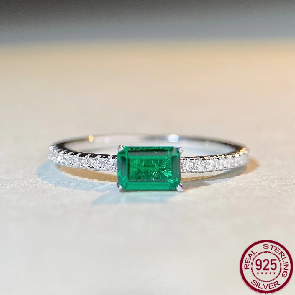 

Женское кольцо из серебра 925 пробы с изумрудом