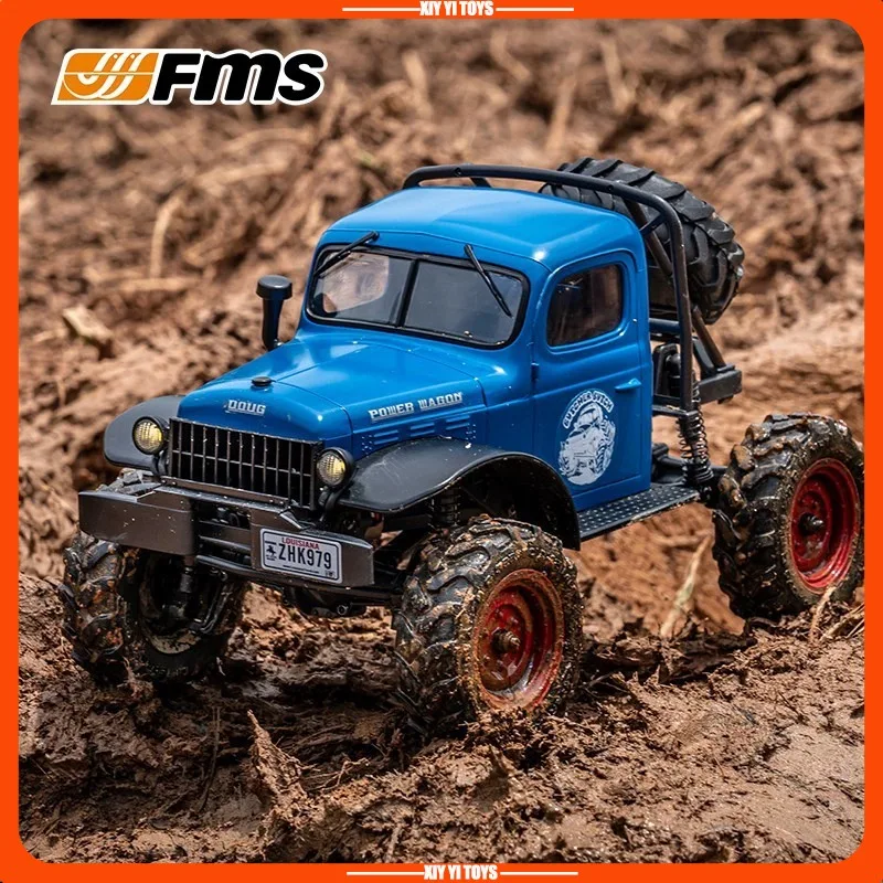 Enfant souriant tenant la télécommande, avec la voiture RC brushless 60km/h en arrière-plan sur l'herbe.