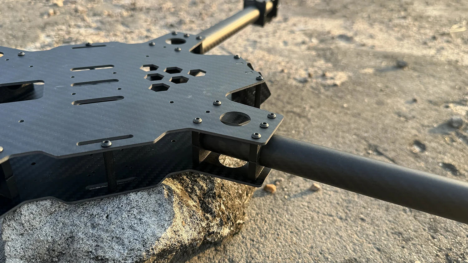 Profil du châssis FALCON-15 15 pouces pour drone FPV, soulignant sa faible hauteur et sa rigidité.