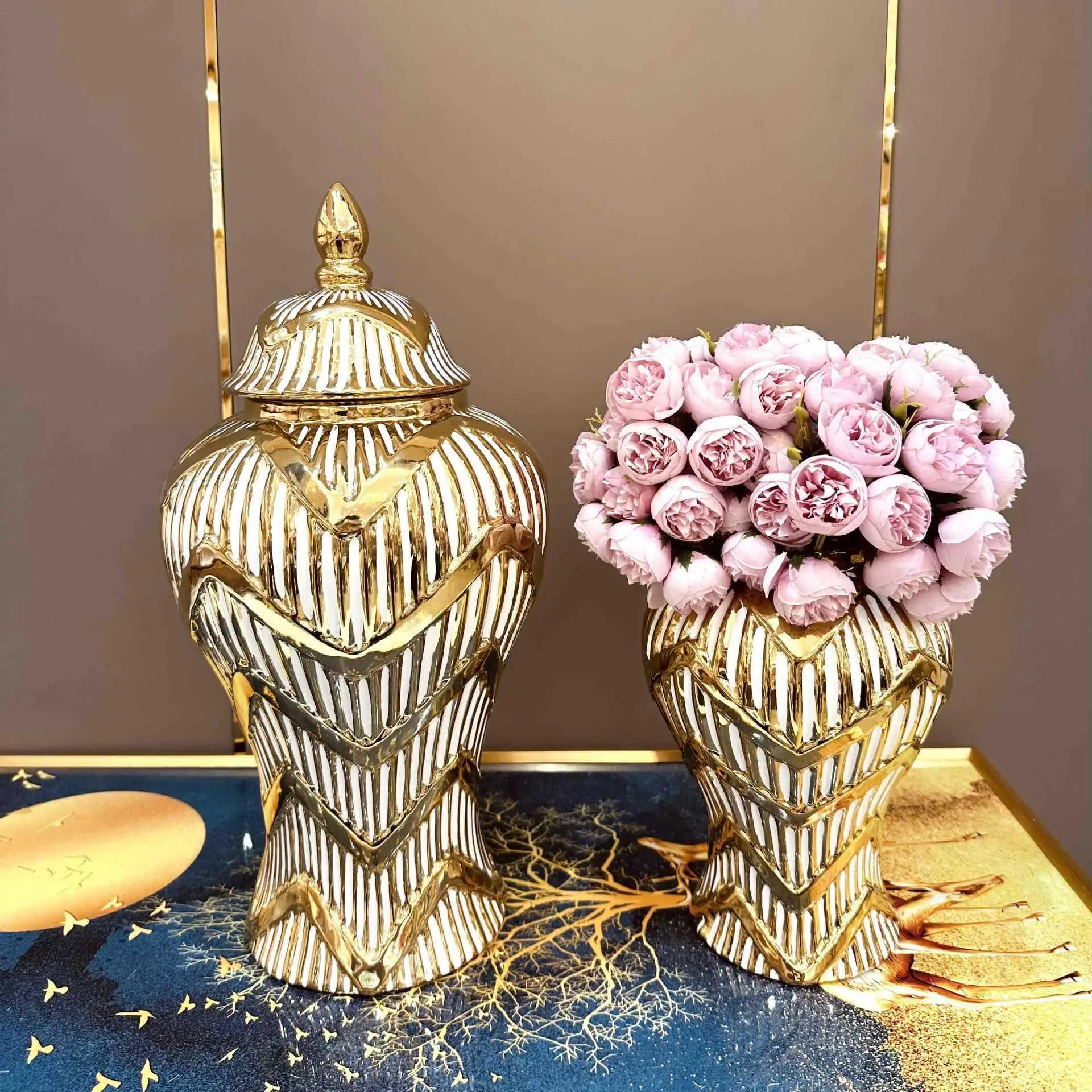 

European-Style Electroplated Gold Ceramic Hat-Covered Jar Vase Light Luxury Crafts Model Room Soft Decoration Ornaments