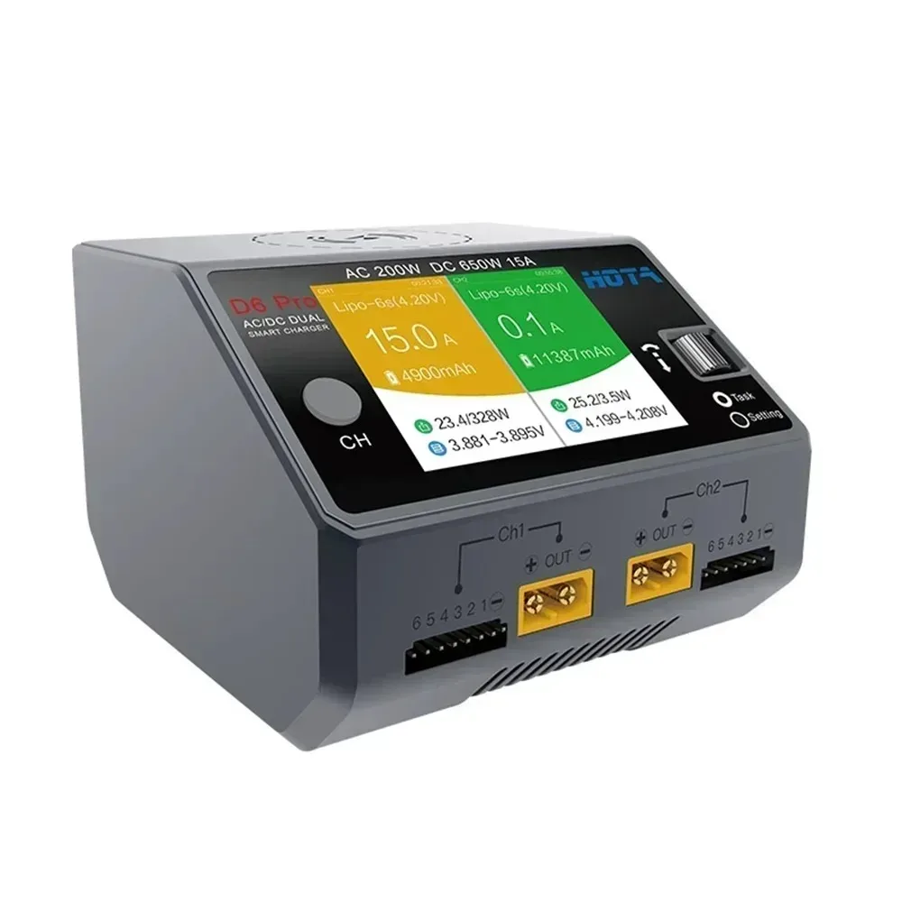 Chargeur LiPo HOTA D6 Pro 200W 2 canaux en fonctionnement, écran affichant les paramètres de charge.