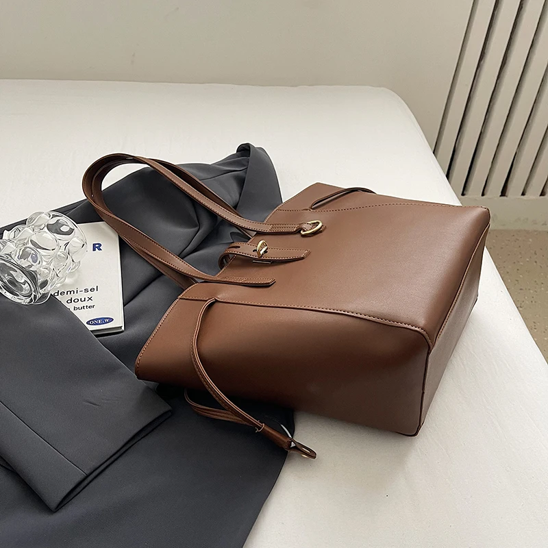 حقيبة يد نسائية من الجلد بتصميم كلاسيكي بكتف واحد...