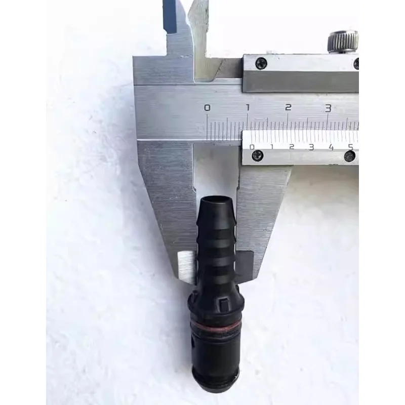 Four Circuit Quick Connector SINOTRUK HOWO Dryer Valve Connecting Pipe Screw SHACMAN Air Storage Tank Screw Connector