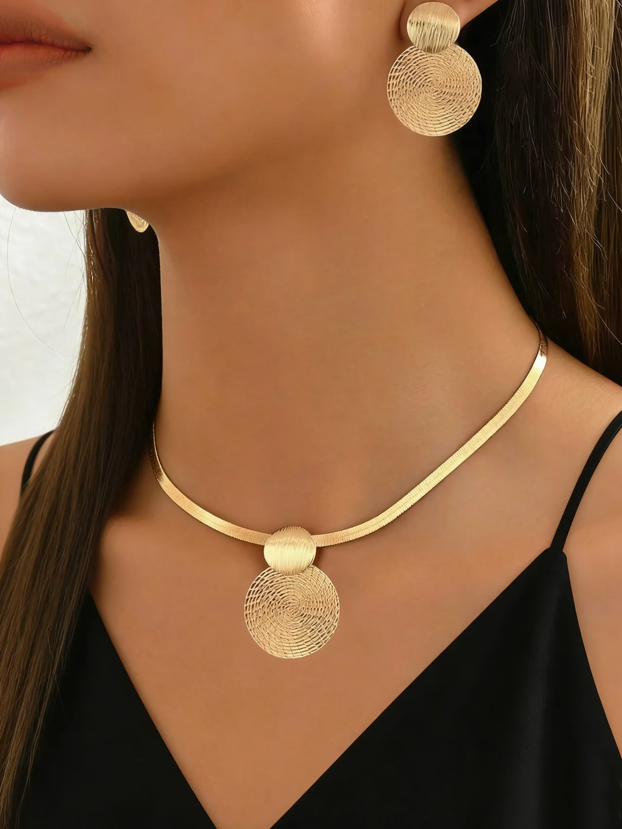 1 set of creative personalized geometric metal disc pendant necklace female exaggerated spiral pattern pendant collarbone chain 6