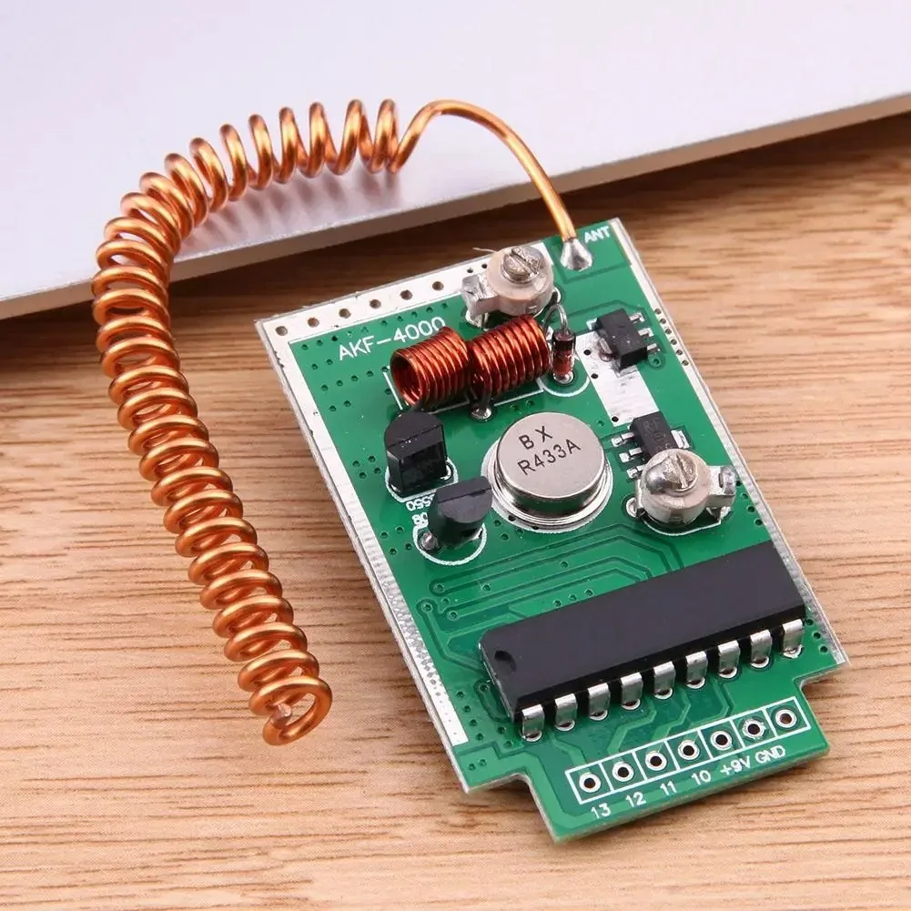 Module émetteur 433 MHz avec une pièce de 1 euro pour l'échelle, adapté pour télécommande drone longue portée