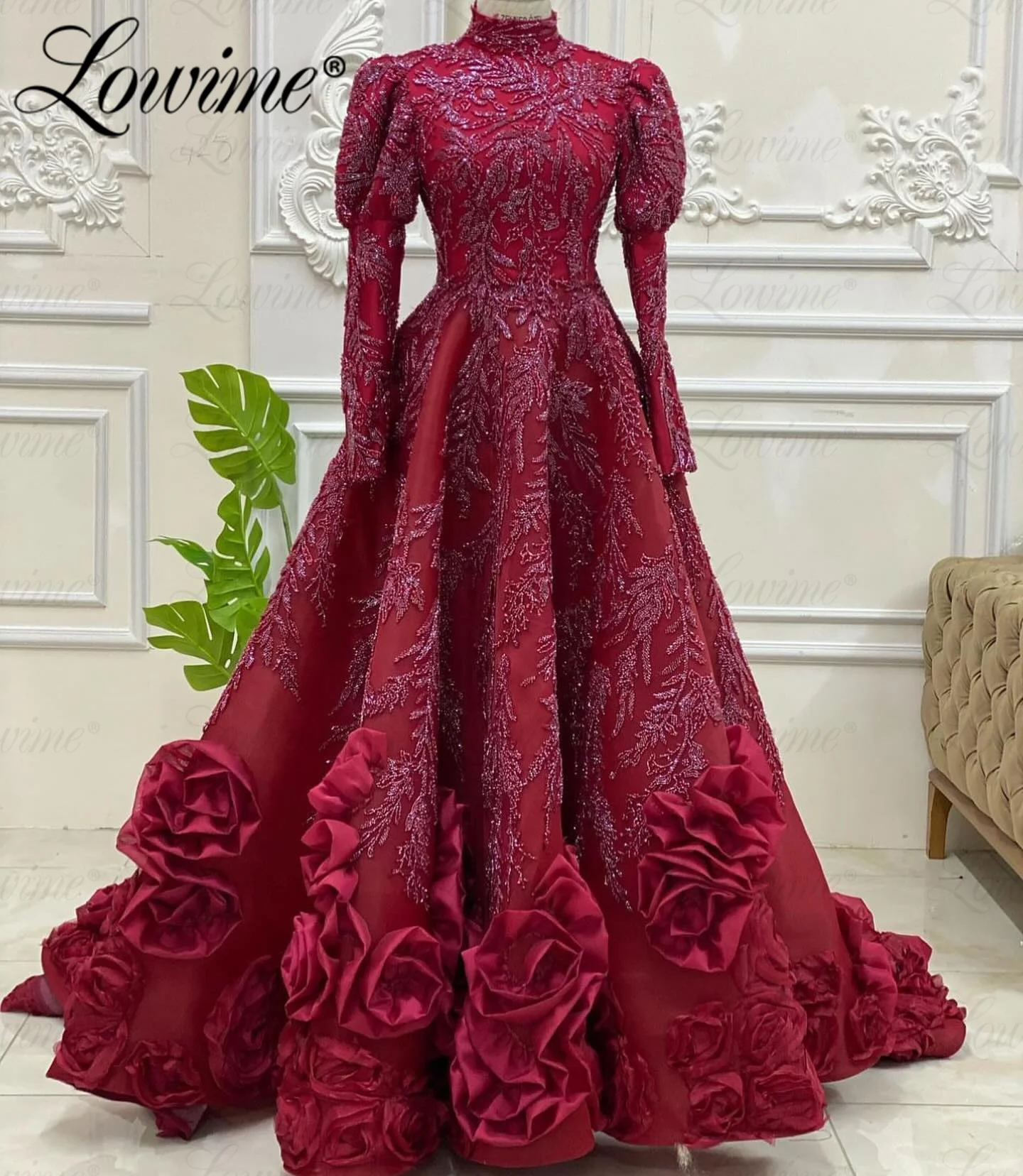 

Бордовое женское платье с длинным рукавом и бусинами