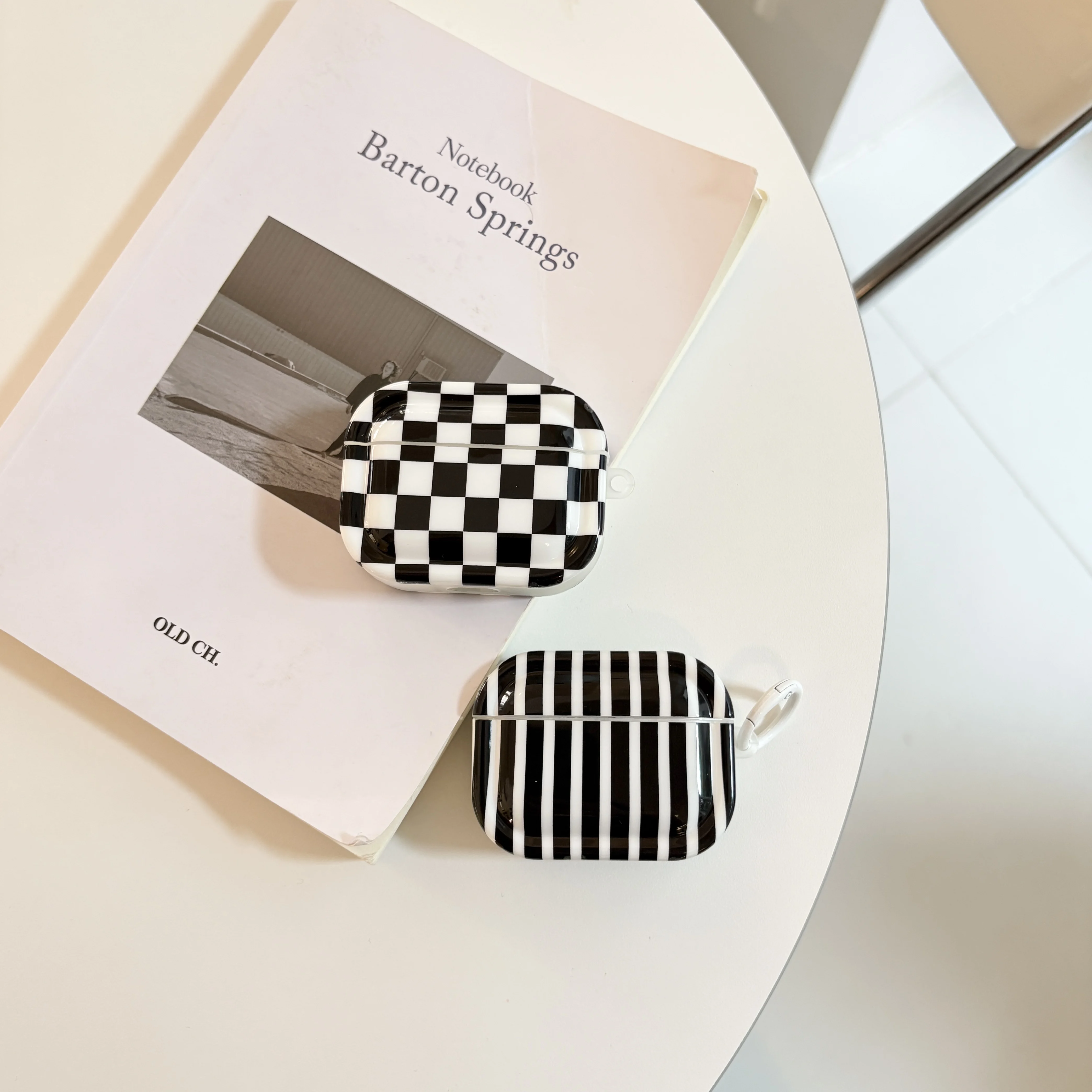 Elegant Black & White Checkerboard Plaid Protective Earphone Case