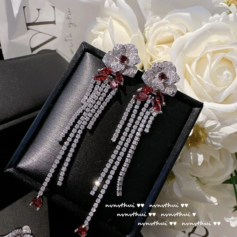 

Серьги из серебра 925 пробы с блестящим Цирконом и кисточками