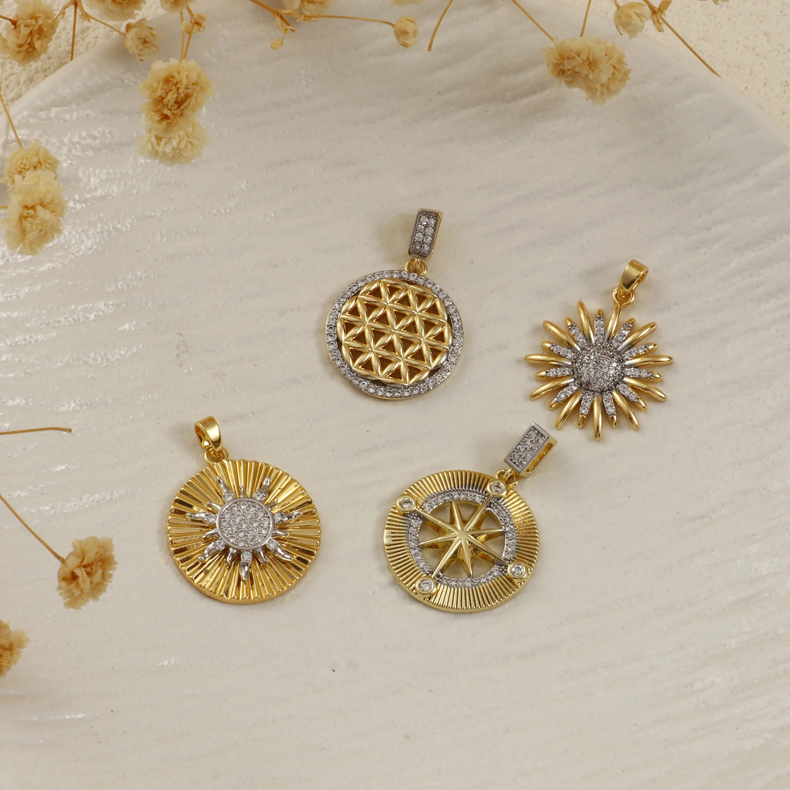 1 Stück Messinganhänger, 18 Karat vergoldet, Sonnenblumenstern, Mikropavé-Fassung mit klaren Zirkonia, zum Selbermachen von Halsketten und Schmuck_voghion.com