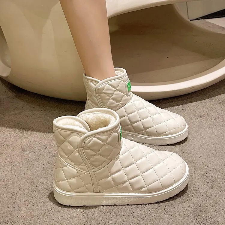 Snow boots for women in 2023 winter new plush and thick short tube insulation flat bottomed cotton shoes, wearing bread shoes on