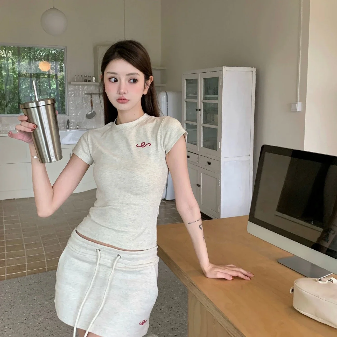 여성용 2PCS 캐주얼 골프 트랙수트 자수 반팔 티셔츠 + 스커트 Y2K 슬림핏 라운지웨어 스트리트웨어 골프 의류
