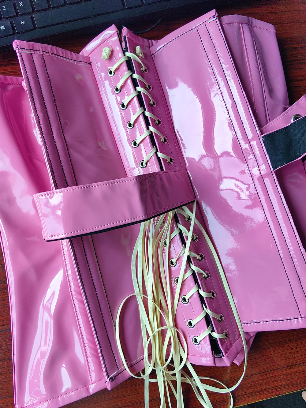 Corset lourd pour femmes avec serrures, Bustier rose sous le buste, cuir verni, à lacets, désossé en acier, corsage fait à la main, Costume doublure en coton