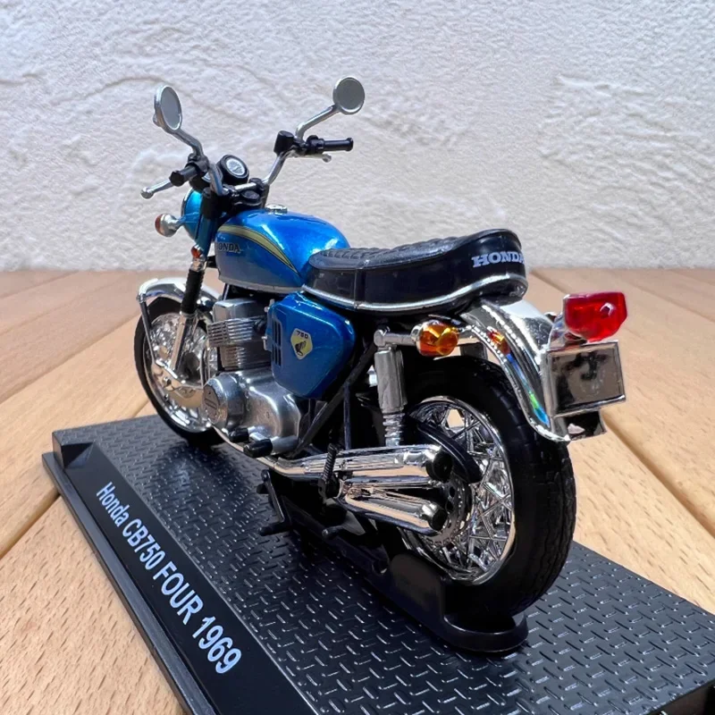Diecast 1:24 Scale 1969 CB750 Classic Motorcycle Alloy Model