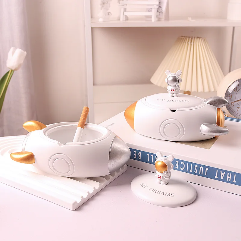 New Astronaut with Cover Anti-fly Ash Resin Ashtray Home Office Creative Decoration