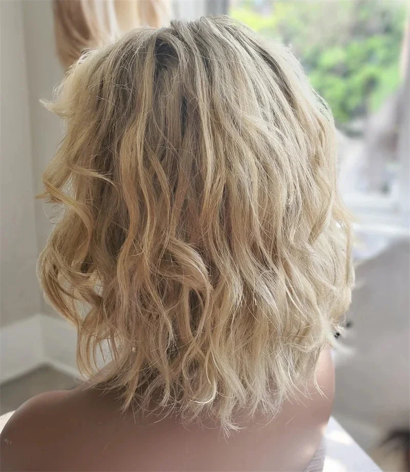 Parrucca Sintetica Bob Corto Ondulato con Pizzo Frontale per Donna, Bionda con Riflessi, Senza Colla, HD 13x4, Pre-Piumata con Parte Centrale - immagine 4