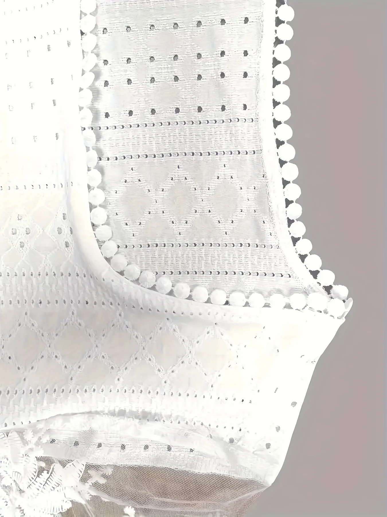 بلوزة من الدانتيل مطرزة وانيقة